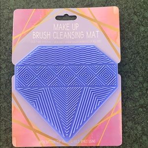 Makeup brush cleansing mat